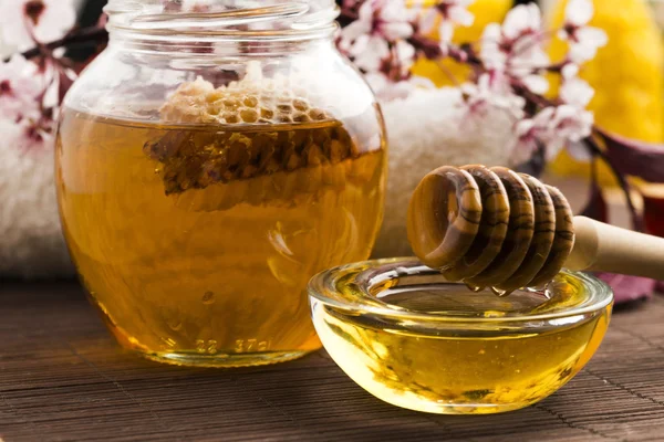 Fresh honey with honeycomb — Stock Photo, Image