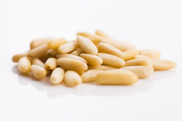 Pinjenötter isolerad på vit — Stockfoto