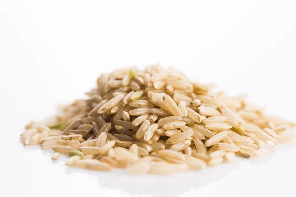 Pilha de arroz inteiro no fundo branco — Fotografia de Stock