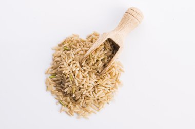 Tüm pirinç kazık beyaz arka plan üzerinde