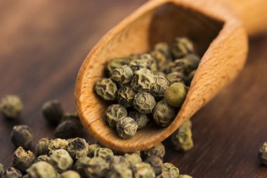 Ahşap zemin üzerine yeşil Peppercorns