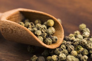 Ahşap zemin üzerine yeşil Peppercorns