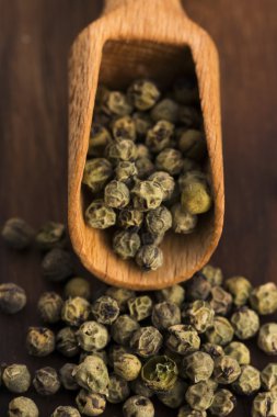 Ahşap zemin üzerine yeşil Peppercorns