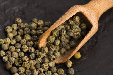 Ahşap zemin üzerine yeşil Peppercorns