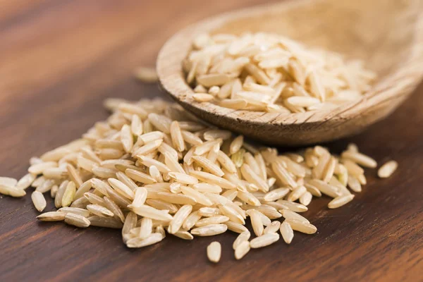 Lepel van bruine rijst close-up — Stockfoto
