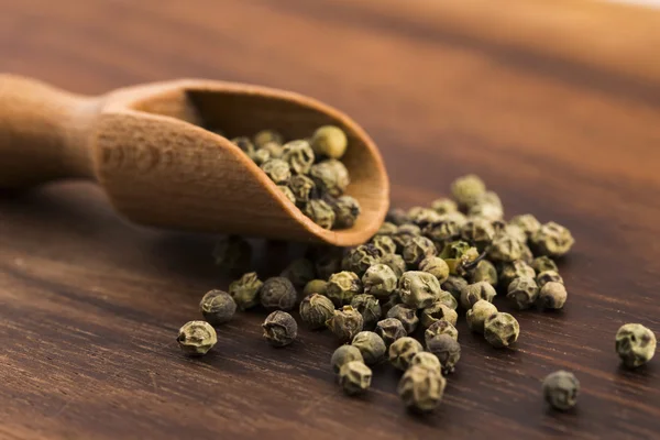 Green Peppercorns on wooden background — Stock Photo, Image