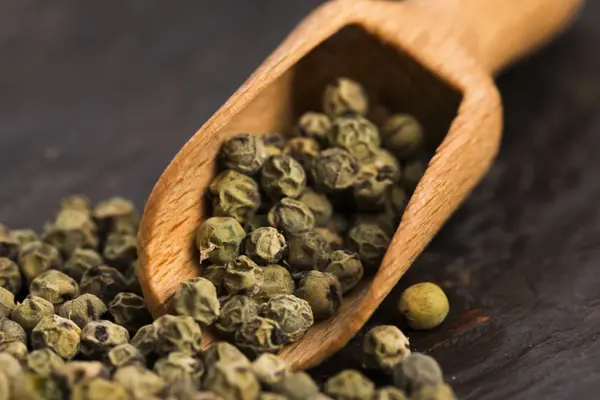 Green Peppercorns on wooden background — Stock Photo, Image