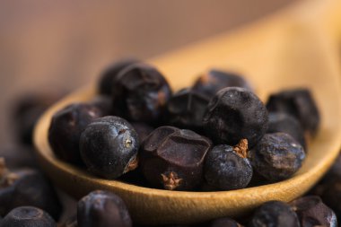 Ahşap arka plan üzerinde ardıç meyveleri