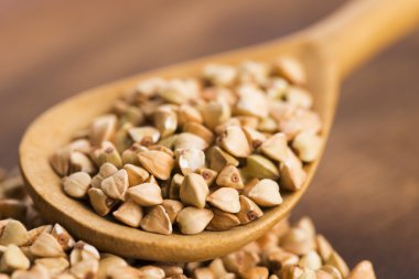 Buğday bir ahşap kurulları zemin üzerine bir kaşık ile