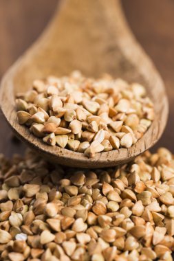 Buğday bir ahşap kurulları zemin üzerine bir kaşık ile