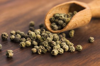 Ahşap zemin üzerine yeşil Peppercorns