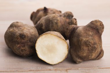 Tahta masadaki Kudüs enginarı.