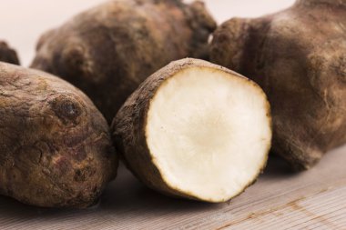 Tahta masadaki Kudüs enginarı.