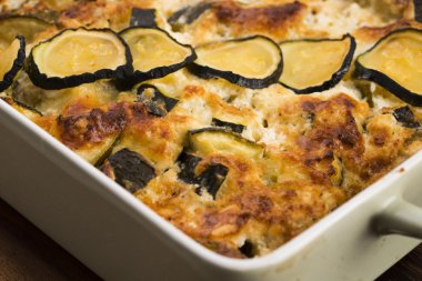 Peynirli güveç ve kabaklı fırın tabağı.