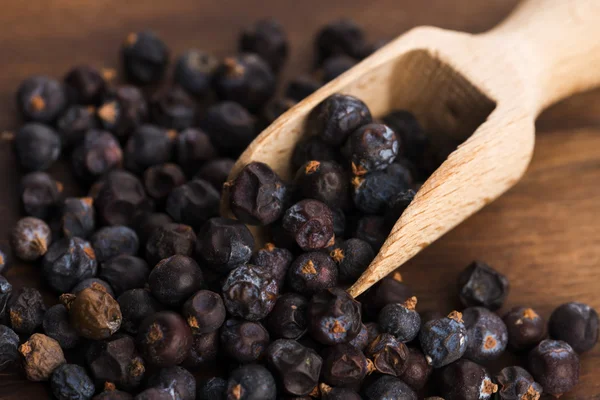 Juniper berries on a wooden background — Stock Photo, Image