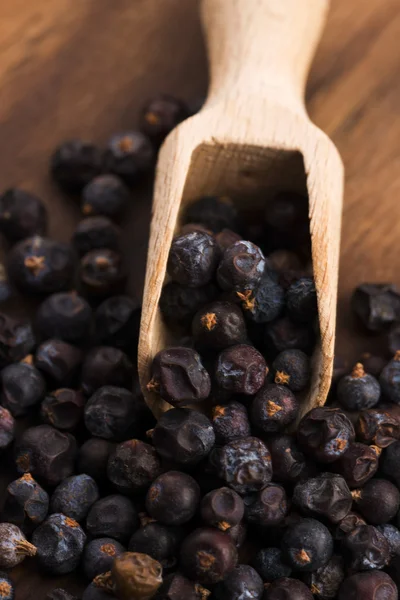 Wacholderbeeren auf einem hölzernen Hintergrund — Stockfoto