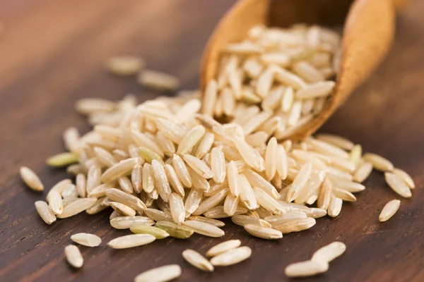 Colher de arroz integral de perto — Fotografia de Stock