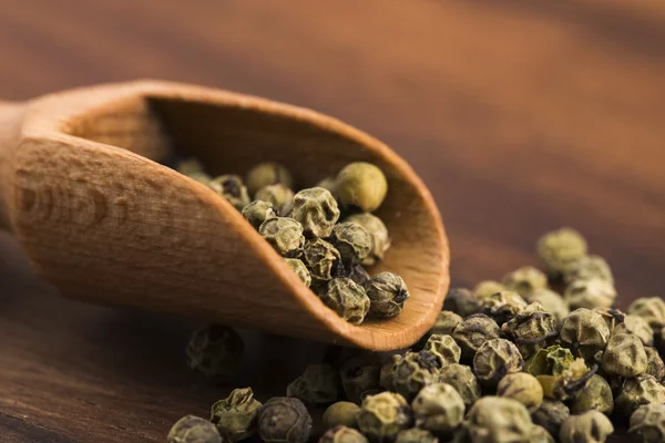 Green Peppercorns on wooden background — Stock Photo, Image