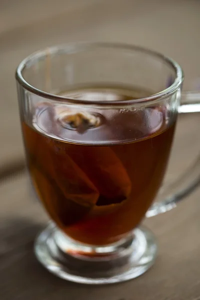 Coupe de thé en verre sur une table en bois — Photo