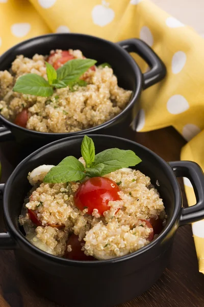 Tabbouleh Quinoa z pomidory, cebula, mięta, pietruszka i cytryny — Zdjęcie stockowe