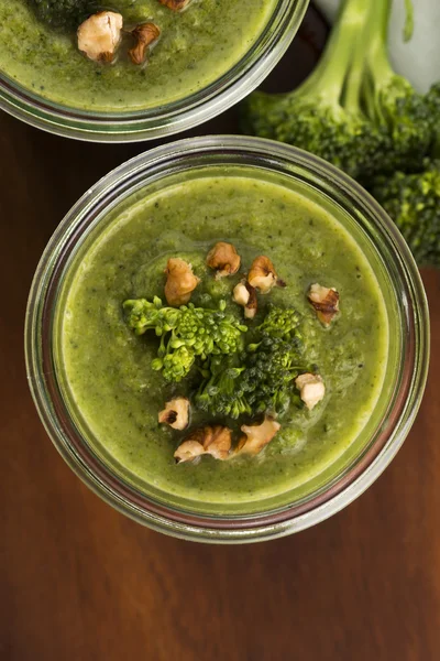 Broccoli crème soep op tafel — Stockfoto