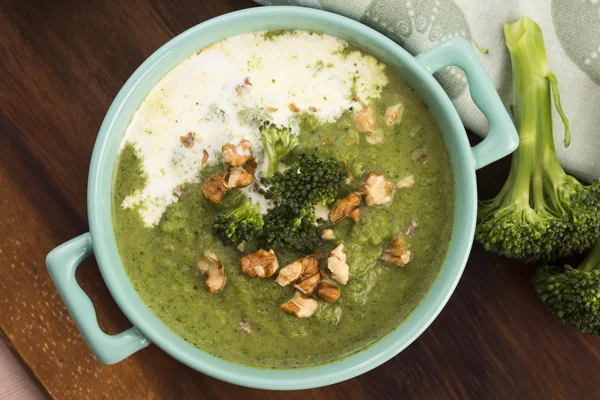 Broccoli grädde soppa på bord — Stockfoto