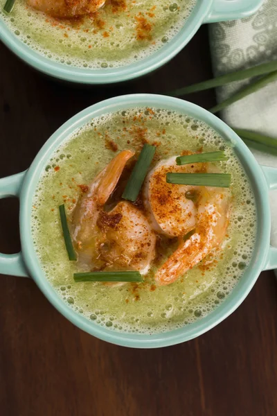 Zupa ogórkowa zimno z ziół i krewetek — Zdjęcie stockowe