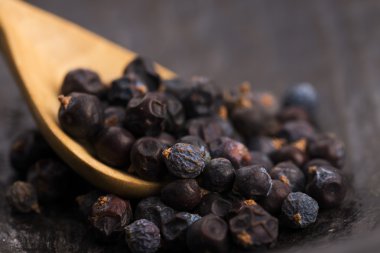 Ahşap arka plan üzerinde ardıç meyveleri