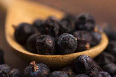 Ahşap arka plan üzerinde ardıç meyveleri