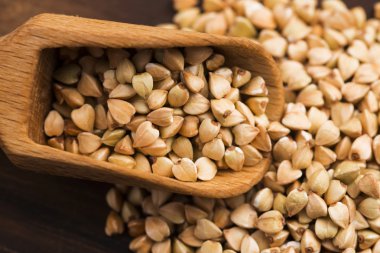 Buğday bir ahşap kurulları zemin üzerine bir kaşık ile