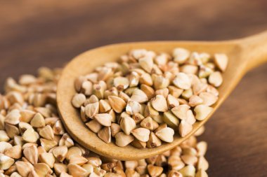 Buğday bir ahşap kurulları zemin üzerine bir kaşık ile