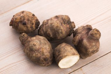 Tahta masadaki Kudüs enginarı.