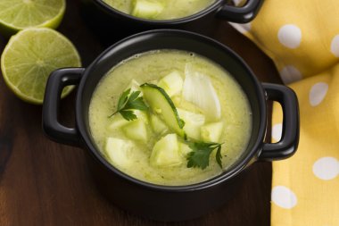 otlar ile soğuk salatalık çorbası