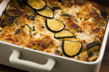 Peynirli güveç ve kabaklı fırın tabağı.