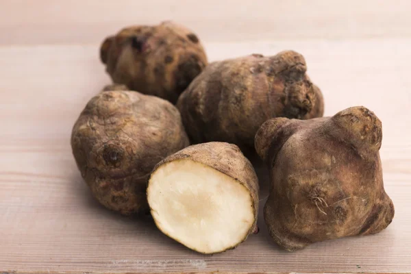 Jerusalem artichoke on a wooden table — Stock Photo, Image