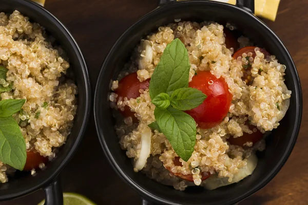 Tabbouleh Quinoa z pomidory, cebula, mięta, pietruszka i cytryny — Zdjęcie stockowe