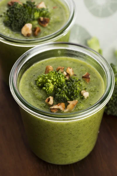 Broccoli crema zuppa sul tavolo — Foto Stock