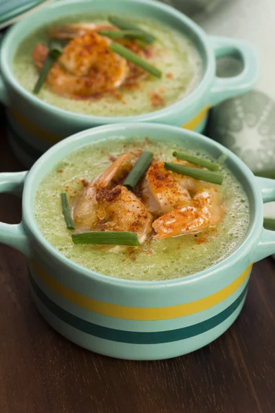 Sopa de pepino frío con hierbas y camarones — Foto de Stock