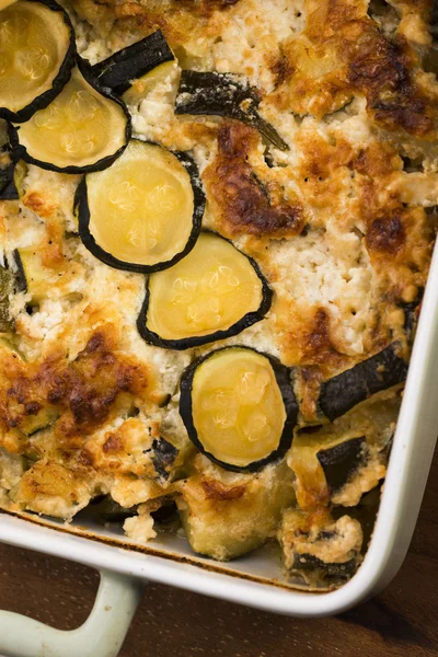 Ovenschotel met kaas en courgette in bakvorm — Stockfoto