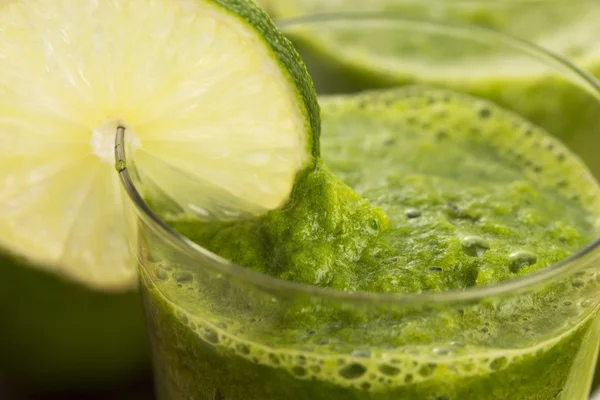 Zdravé zelené nápoje, zeleninové šťávy — Stock fotografie