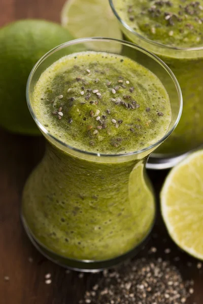 健康绿色的新鲜水果和蔬菜果汁饮料与嘉 — 图库照片