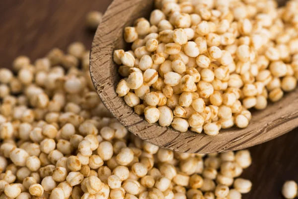 Quinoa estourando — Fotografia de Stock