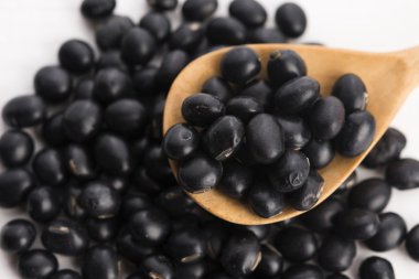 Bir sürü ahşap arka plan üzerinde siyah soya fasulyesi