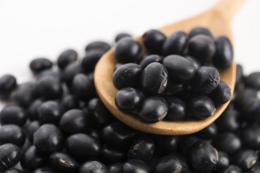 Bir sürü ahşap arka plan üzerinde siyah soya fasulyesi