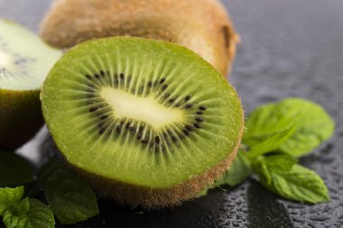 Sulu kivi ve freas yaprakları nane