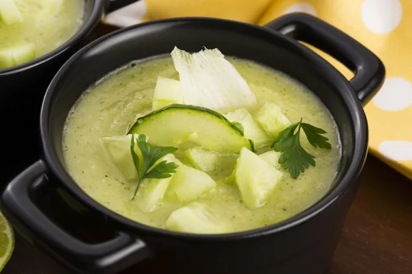 Minestra di cetriolo fredda con erbe — Foto Stock