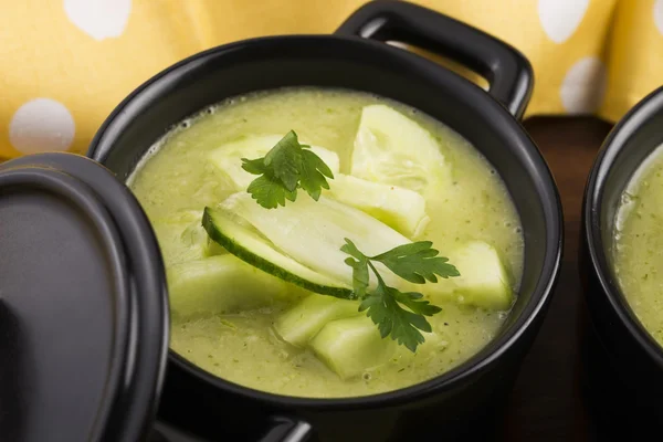 Studená okurková polévka s bylinkami — Stock fotografie