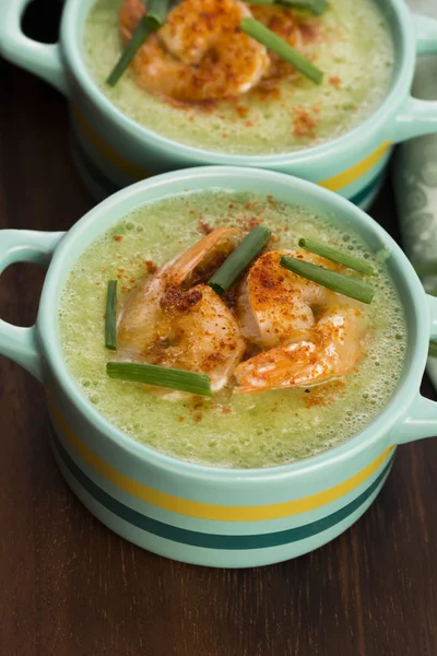 Kalte Gurkensuppe mit Kräutern und Garnelen — Stockfoto