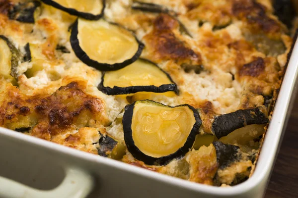 Ovenschotel met kaas en courgette in bakvorm — Stockfoto