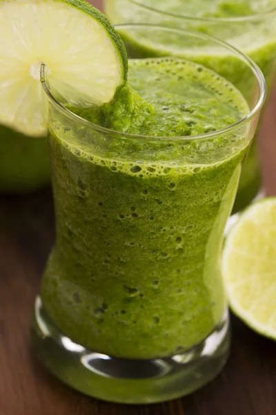 Zdravé zelené nápoje, zeleninové šťávy — Stock fotografie